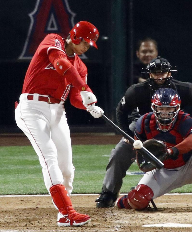 大谷翔平、本拠地初打席でメジャー初本塁打！ 同僚の“放置プレー”に