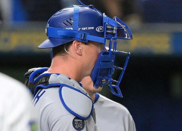 ドジャースに激震 ウィル・スミスがアクシデントで途中交代 ファウル