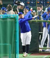 カブス・鈴木誠也 広島レジェンドの姿にベンチ飛び出す 試合前に談笑