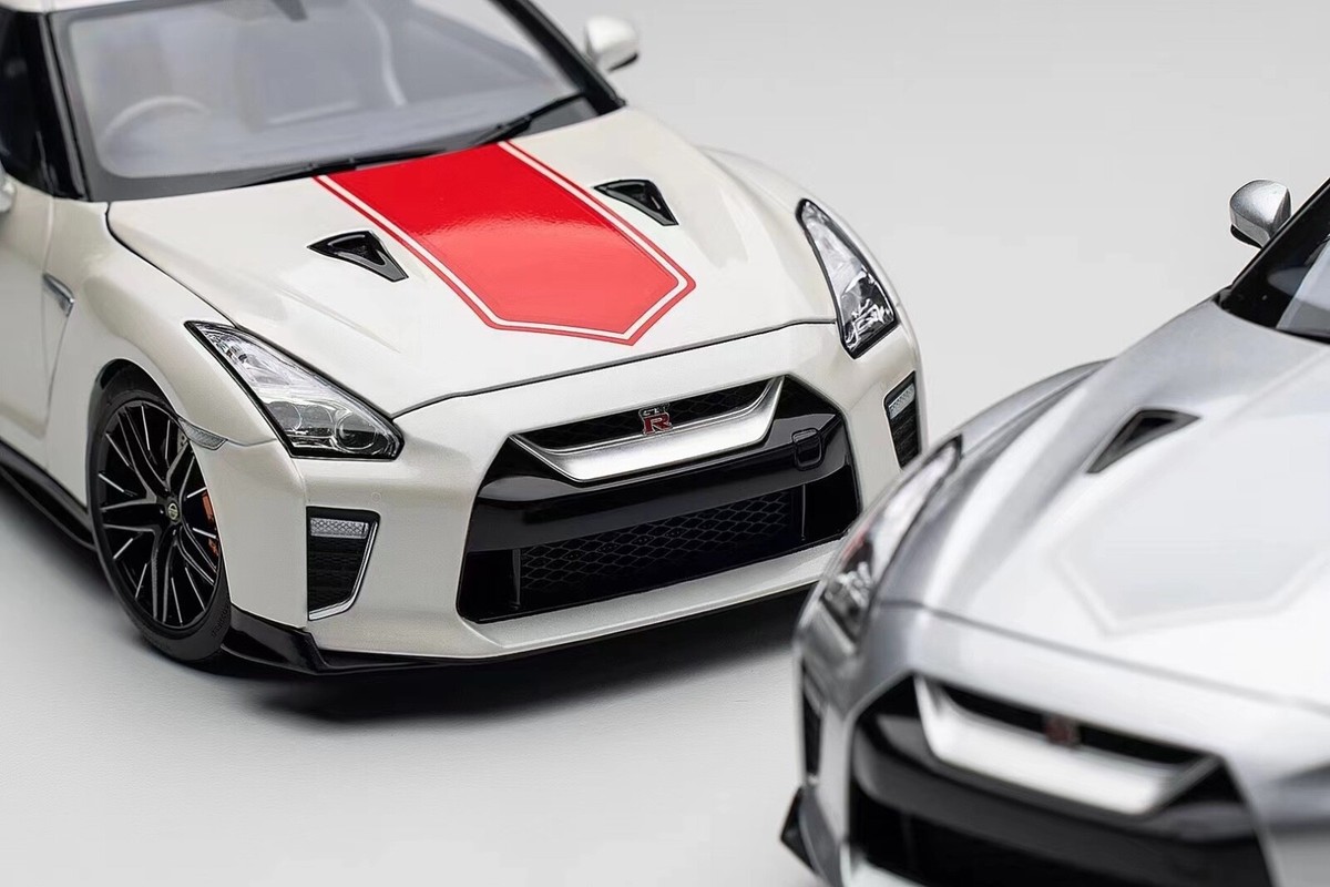 1/18 MotorHelix Nissan GT= R R35 50th Anniversary Edition in White