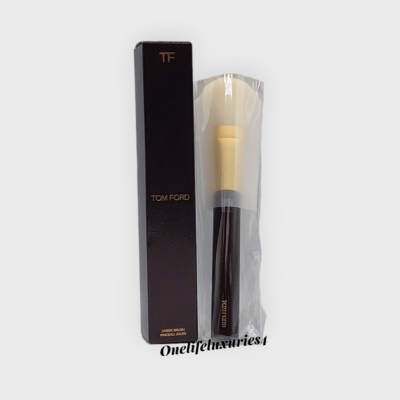 Tom Ford Cheek Brush 06 Perfect for applying blush buffing contour