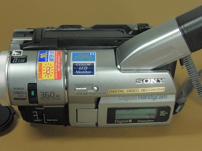Sony HandyCam DCR-TRV110 Digital8 Video Camcorder w/ Accessories