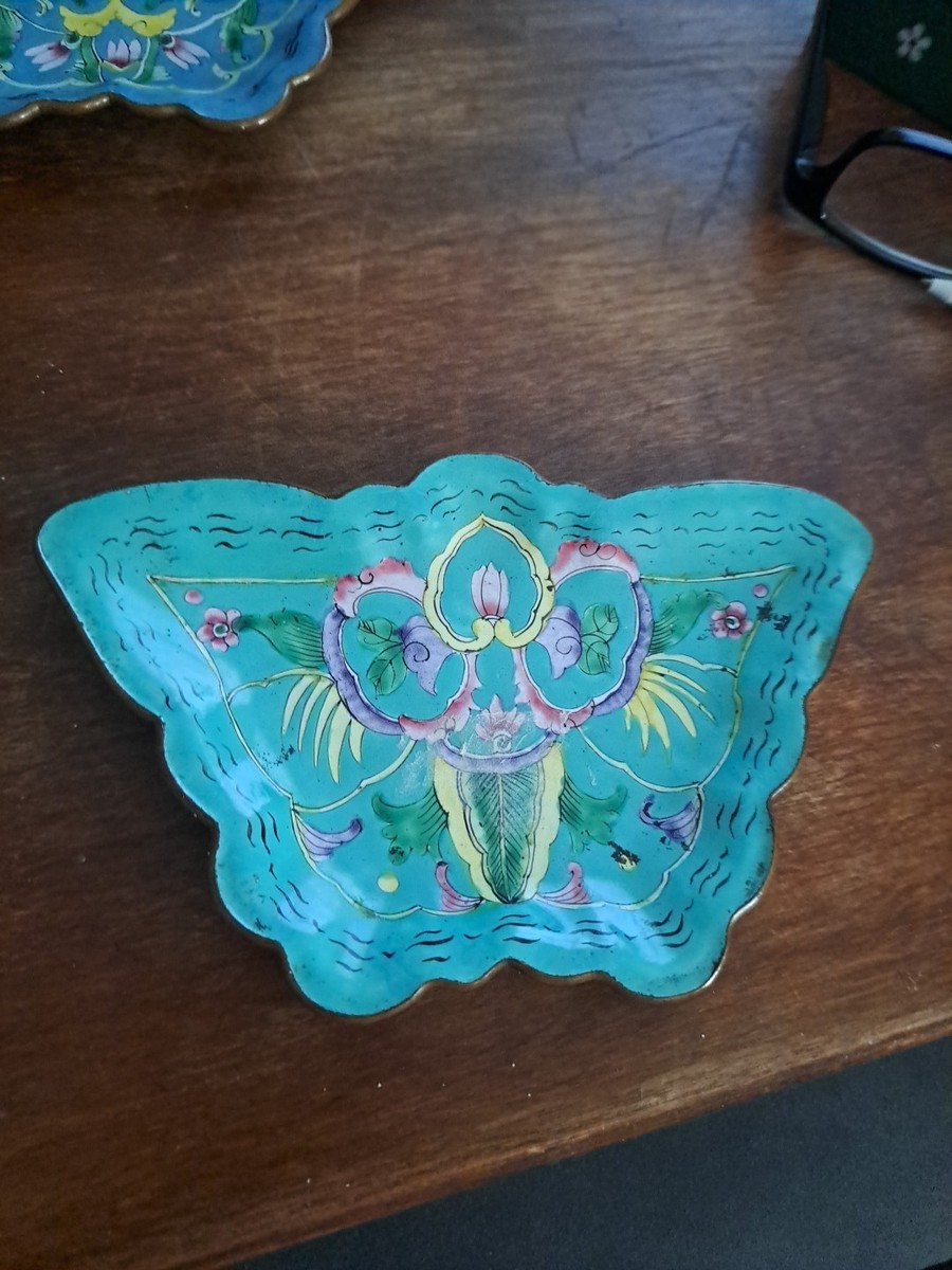 中国のCanton Enamel（広東エナメル）七宝焼の皿と、コップ