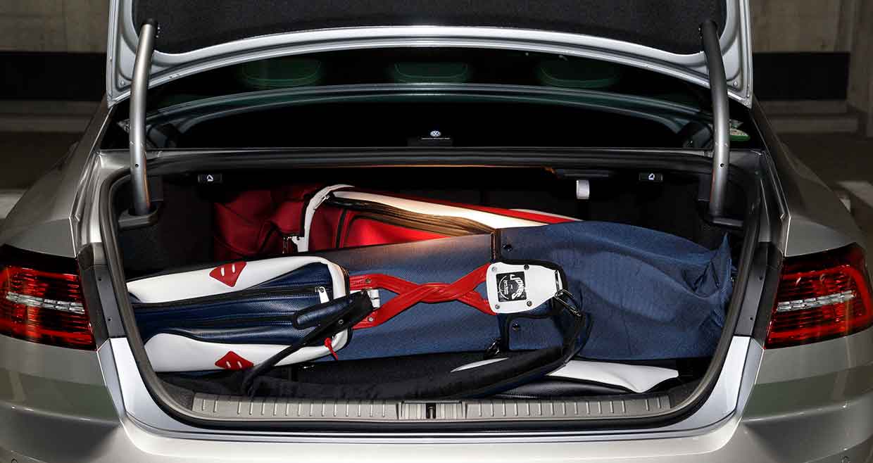 フォルクスワーゲンにキャディバッグが何個積めるか試した - BRUDER