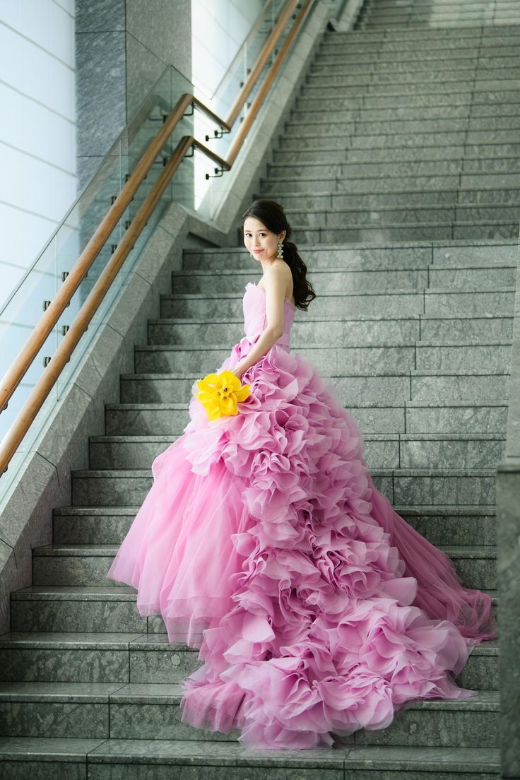 不動の人気♡『ヴェラ・ウォン』のピンクヘイリー｜先輩花嫁の結婚式