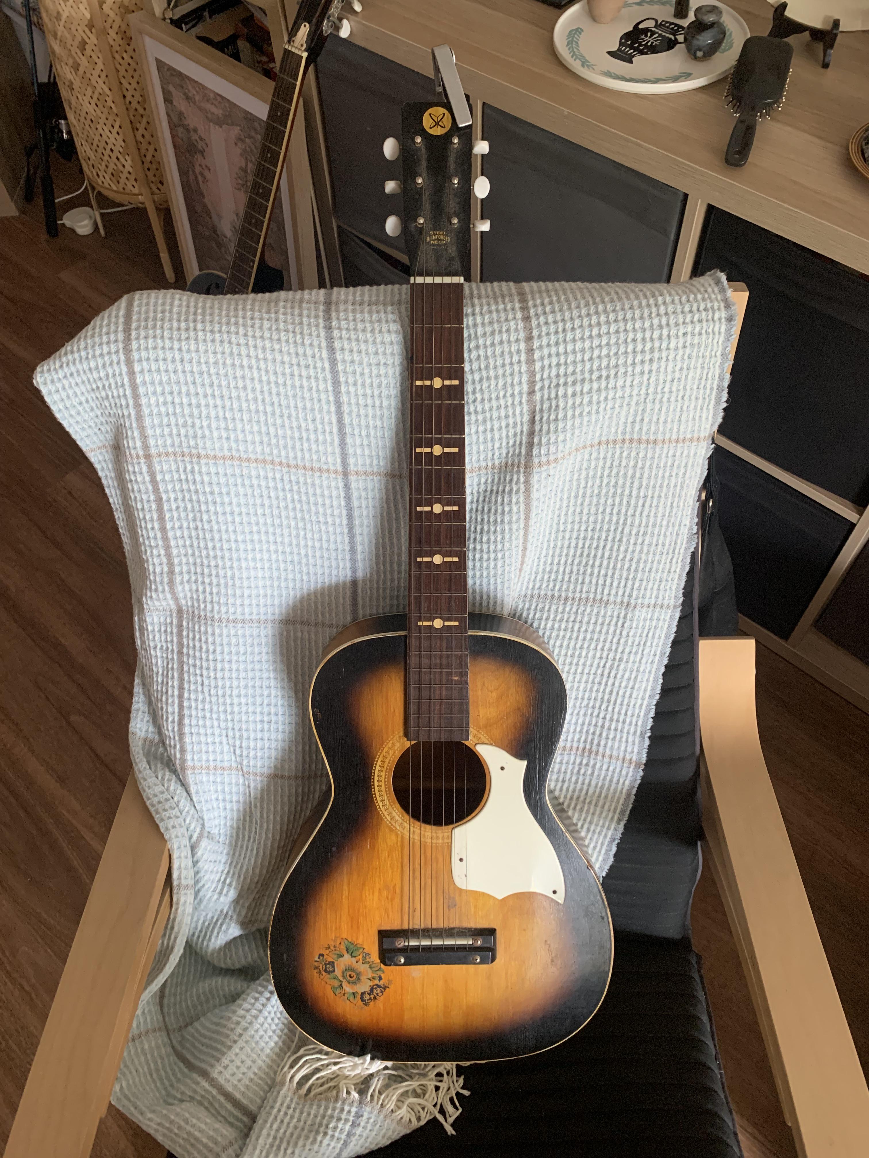 俺が持ってるギターの中で一番のお気に入り、ヴィンテージのシアーズ