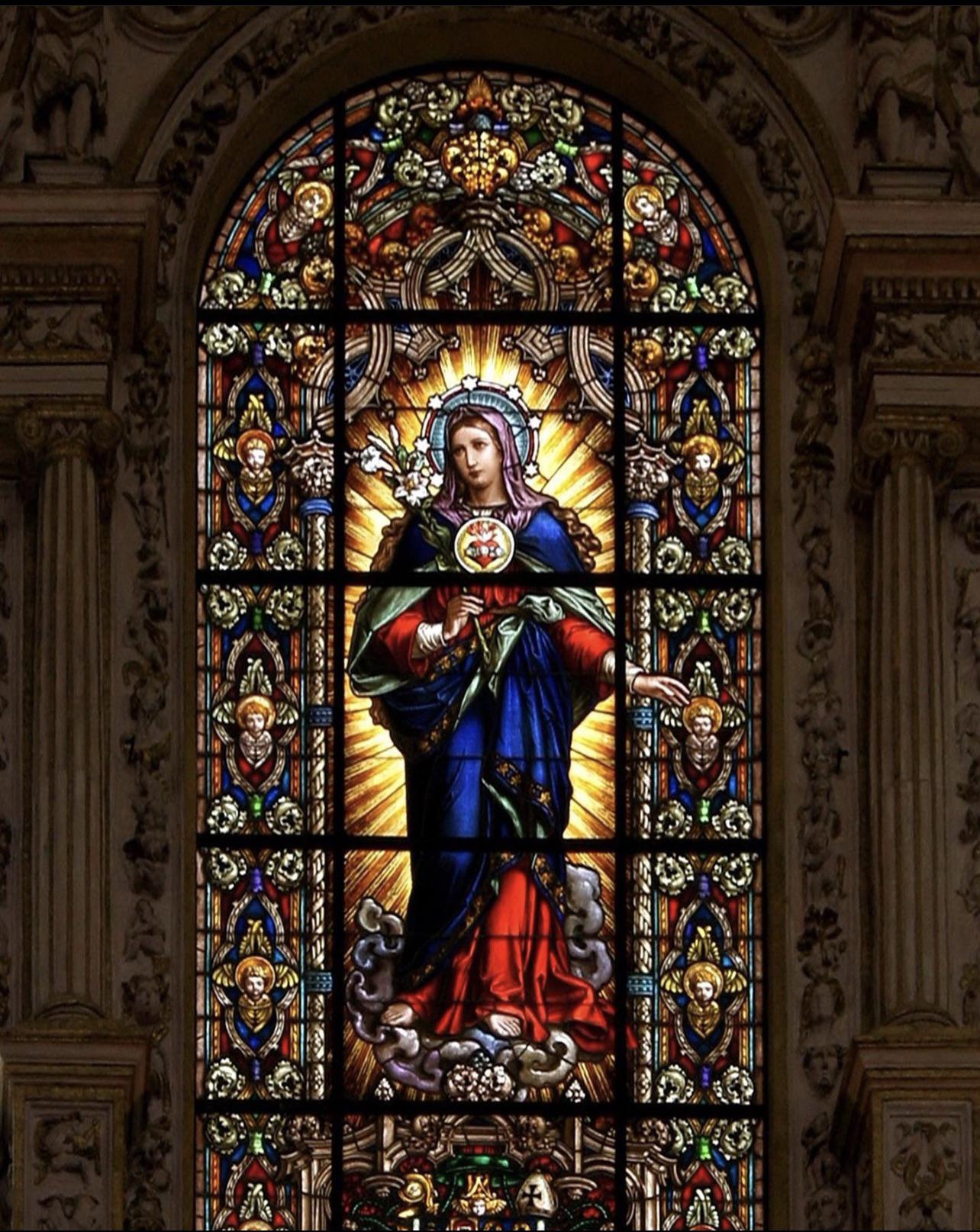 フリーフライデーに、この美しい聖母マリアのステンドグラスの窓を