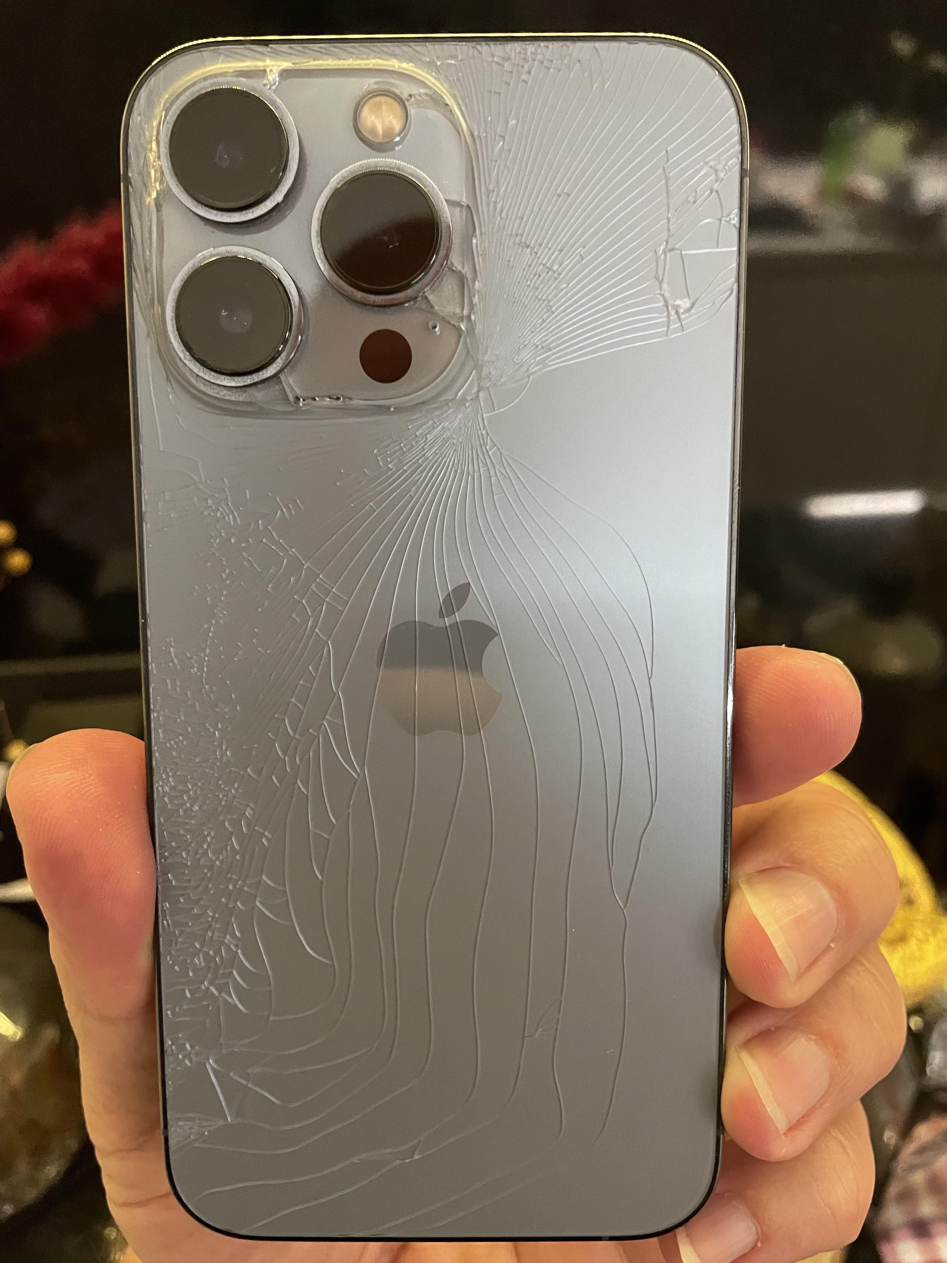 iPhone13 pro - 腰の高さから平らに落として、背面パネルが割れちゃっ