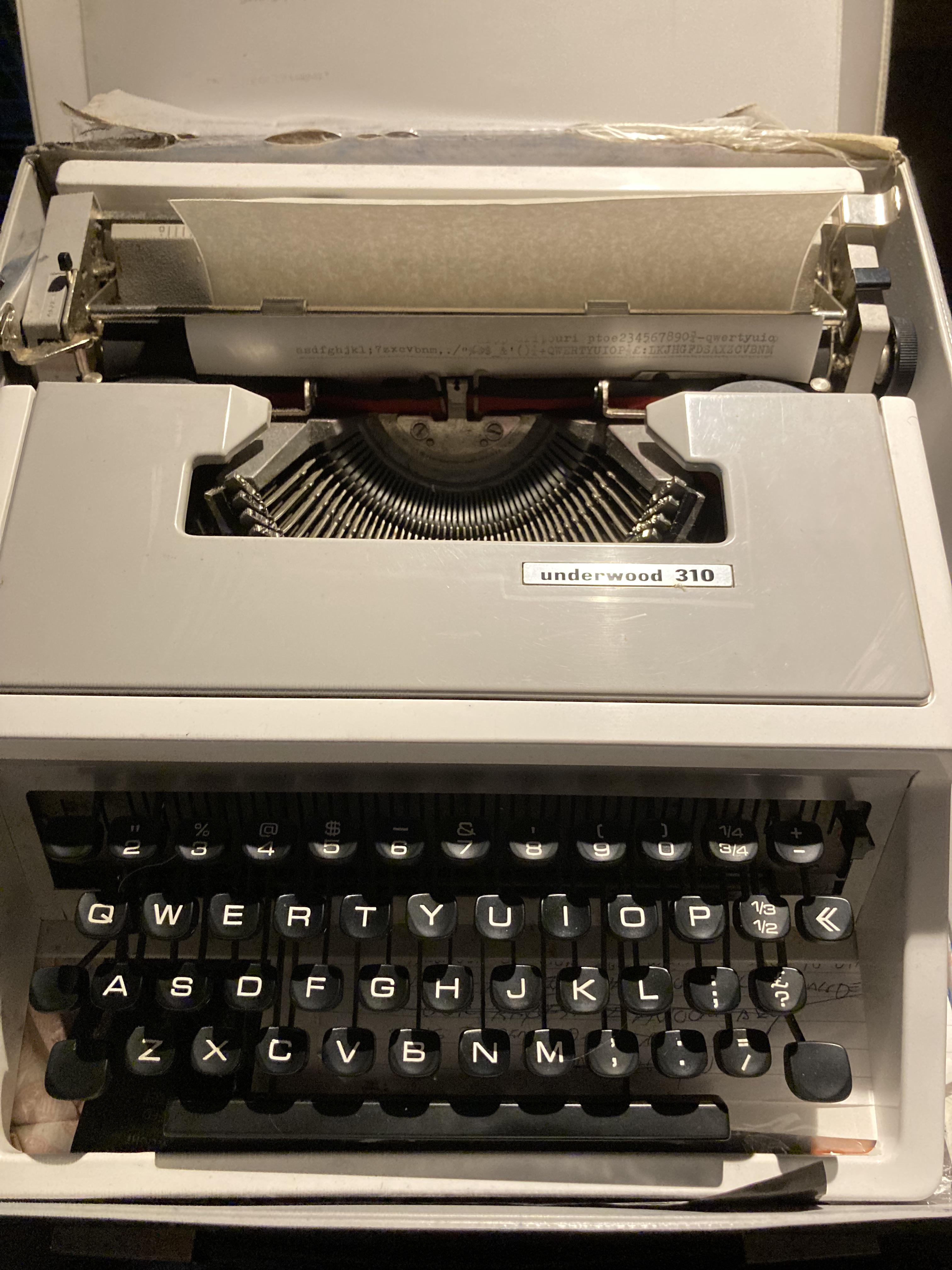 このタイプライター、マージンベル付いてるべき？Underwood 310 : r