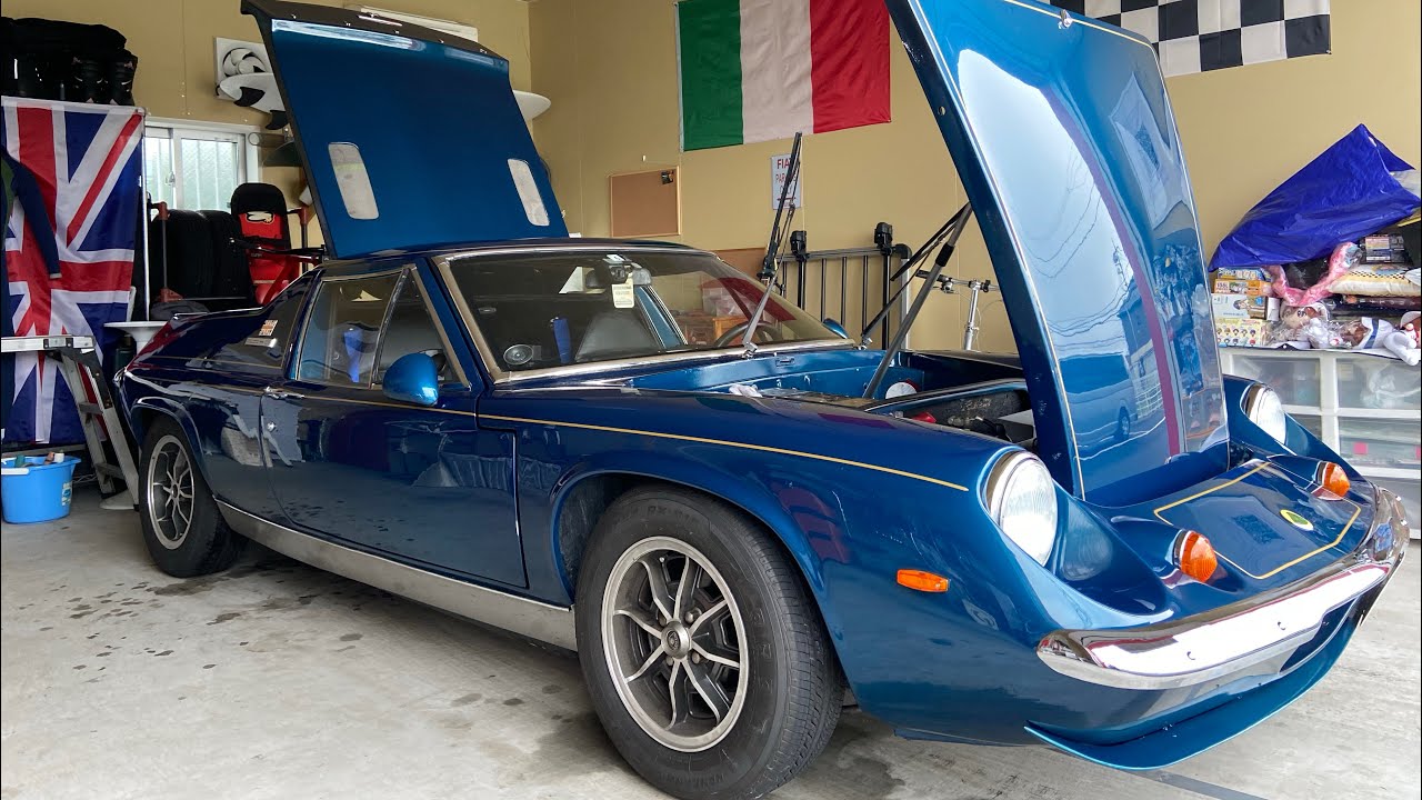 ガレージから出庫するロータスヨーロッパ 1973 Lotus Europa Special