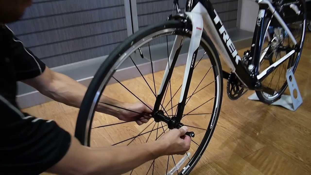 How to remove the front wheel of a road bike - YouTube