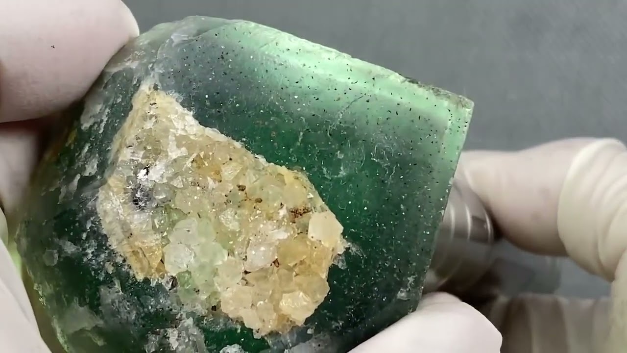 ナイジェリア産強蛍光フローライト原石 183.7g - パーフェクトストーン