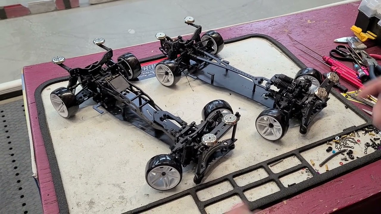 3Racing Sakura D5-RR and D5-MR Chassis Comparison - YouTube