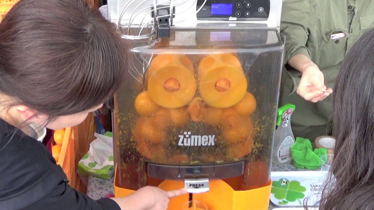 みかんしぼり 全自動オレンジジュース絞り機 - YouTube