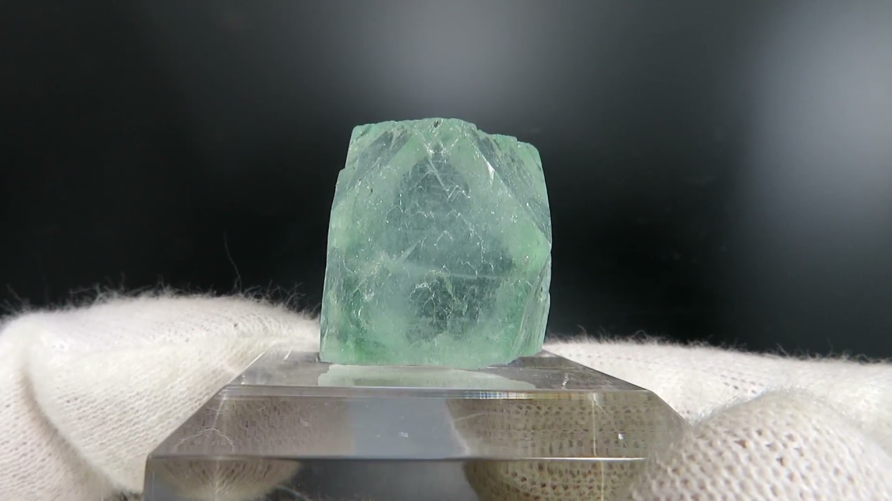 インド プネー産 グリーンアポフィライトの原石 No.27 - cute stone -