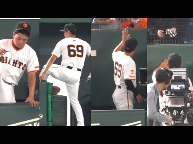 サインボールやバッティンググローブをプレゼントする笹原操希 読売