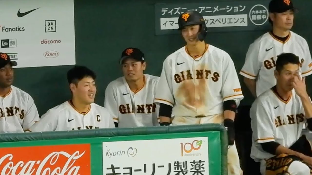 智弁学園コンビ】岡本和真・廣岡大志、試合中に仲良く談笑【巨人