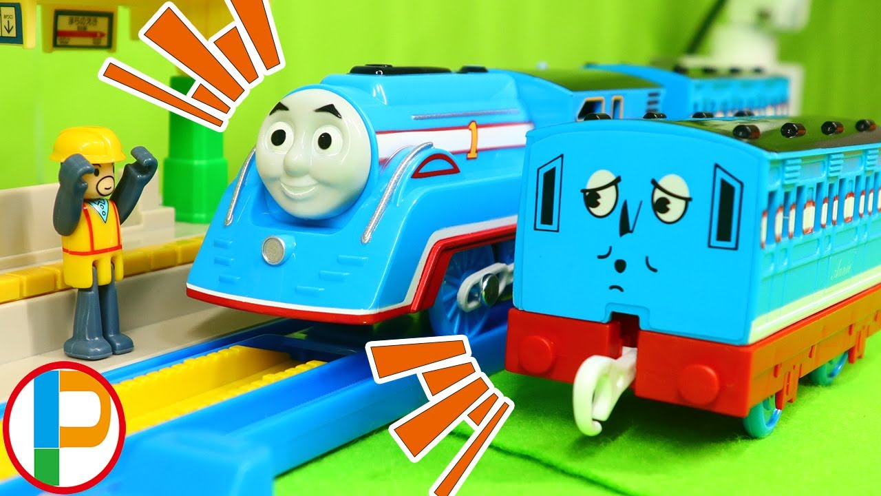 Thomas & Friends|Thomas the Train|Sleek Thomas follows Annie and