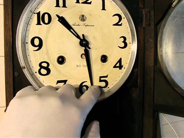 愛知時計 完動品 オリジナル鍵付（明治～昭和初期） - YouTube