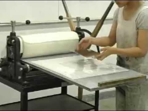 銅版画制作行程 プレス機で刷る - YouTube