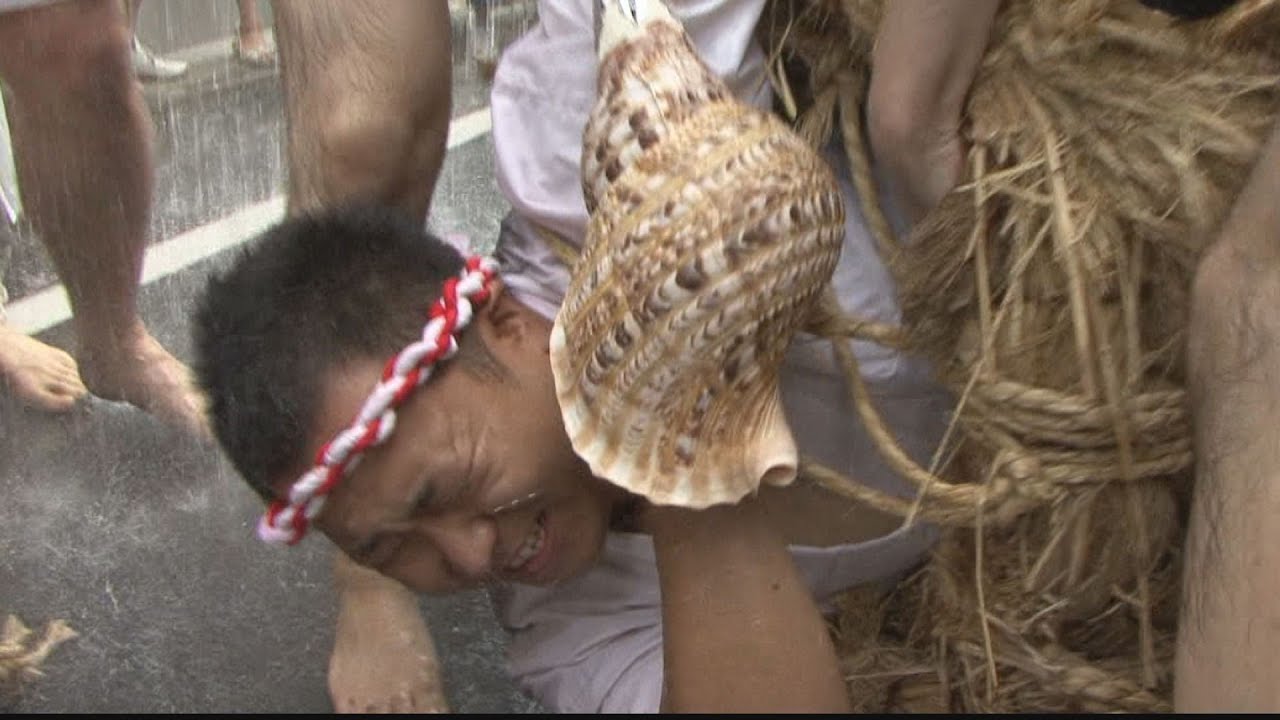 奇祭「水止舞」に歓声 わらに巻かれた男性に水 - YouTube