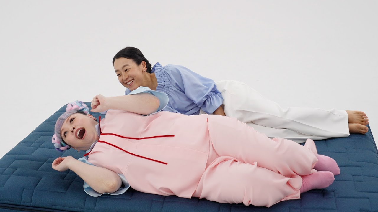 浅田真央＆渡辺直美、7年ぶりに共演！ベッドの上でたわむれる姿が