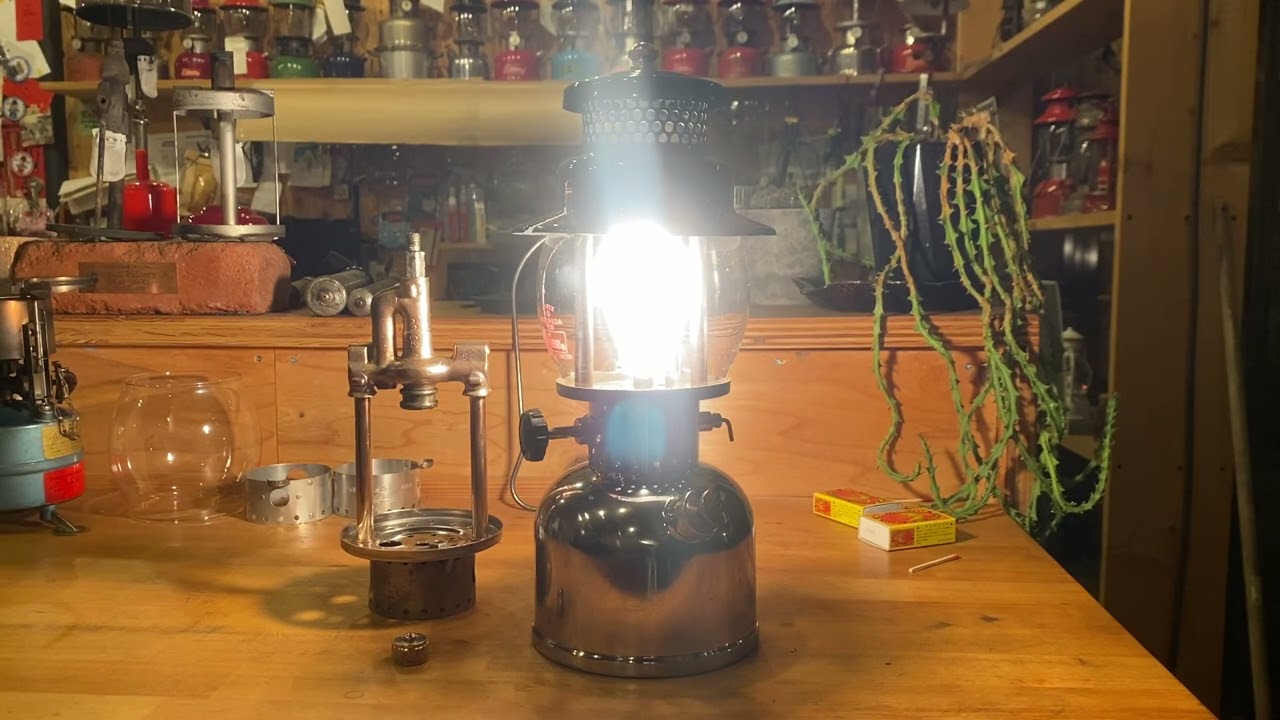 Dec.1948 Coleman U.S.A. 242C vintage lantern Iight 点火動画 - YouTube