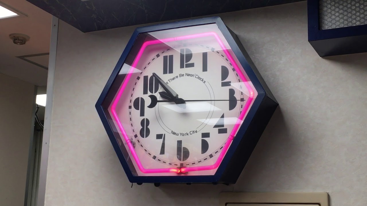 レポ番外】マクドナルド23号津店 ネオン時計 - YouTube