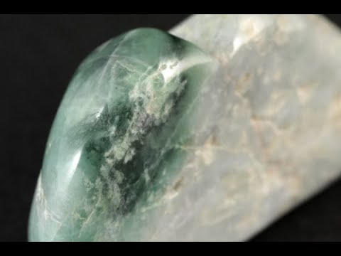 糸魚川産 翡翠 原石 磨き 82g / Japanese Jadeite - YouTube