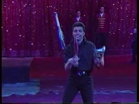 マリオ・ベルセク「超高速ジャグリング」 - YouTube