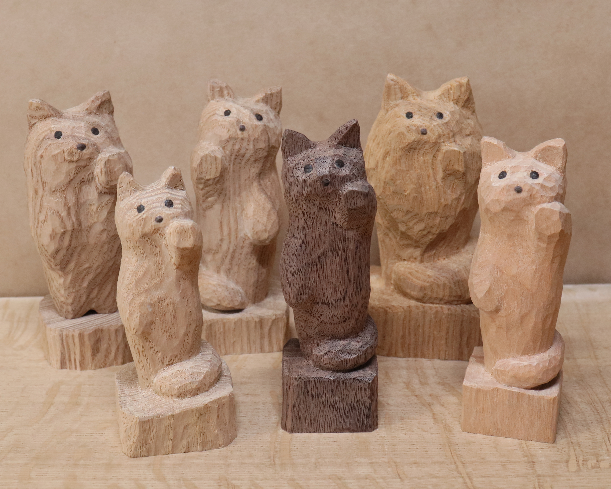 木彫りの招き猫たち（無塗装の良さと、タモの木の色味の違い） | 工房