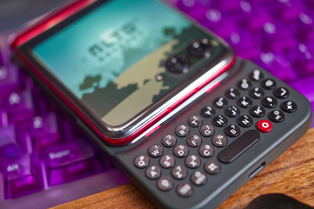 Clicks Keyboard for Razr Review: A Bygone Era Returned, Poorly