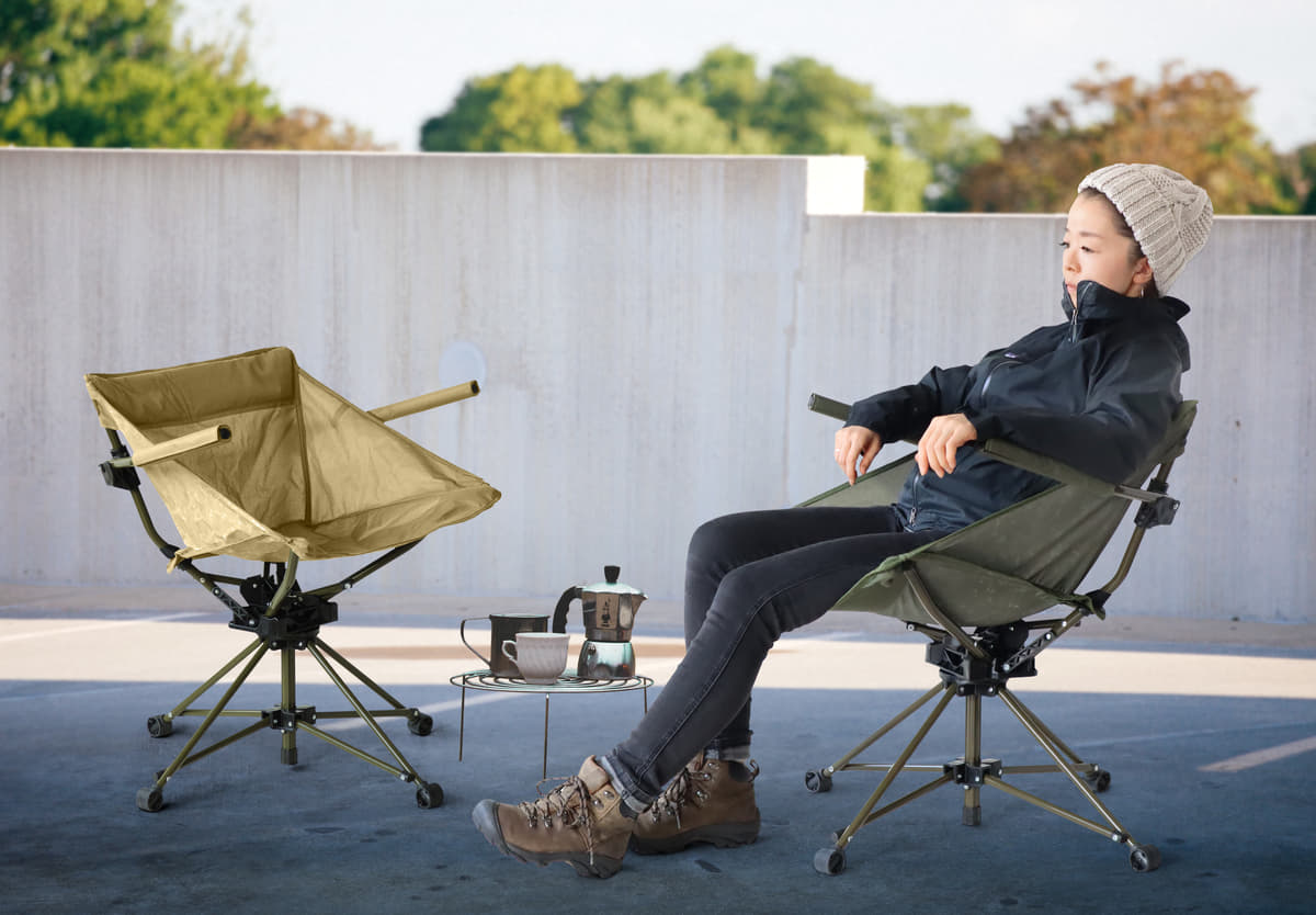 屋外ソファ」に「揺れるハンモック椅子」！ キャンプの楽しさ倍増の