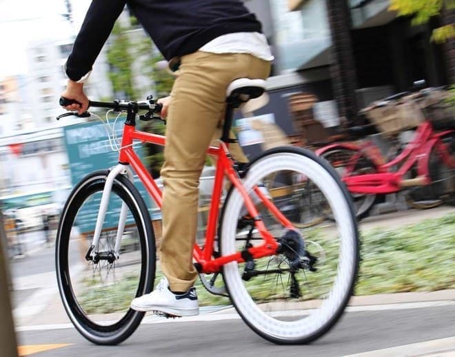 穴空きリムの自転車で街を走ろう ― 700Cアルミクロスバイク