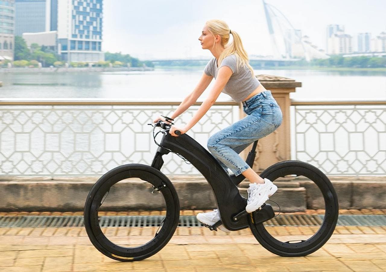 ホイール内には荷物を載せる ― スポークもハブも無いE-bike「Reevo