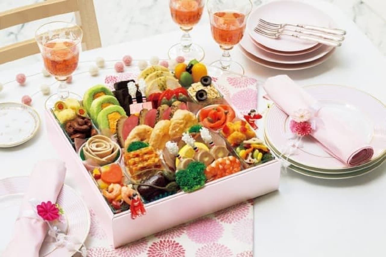 イオンのおせちと「コップのフチ子」がコラボ！重箱のふちに晴れ着姿の