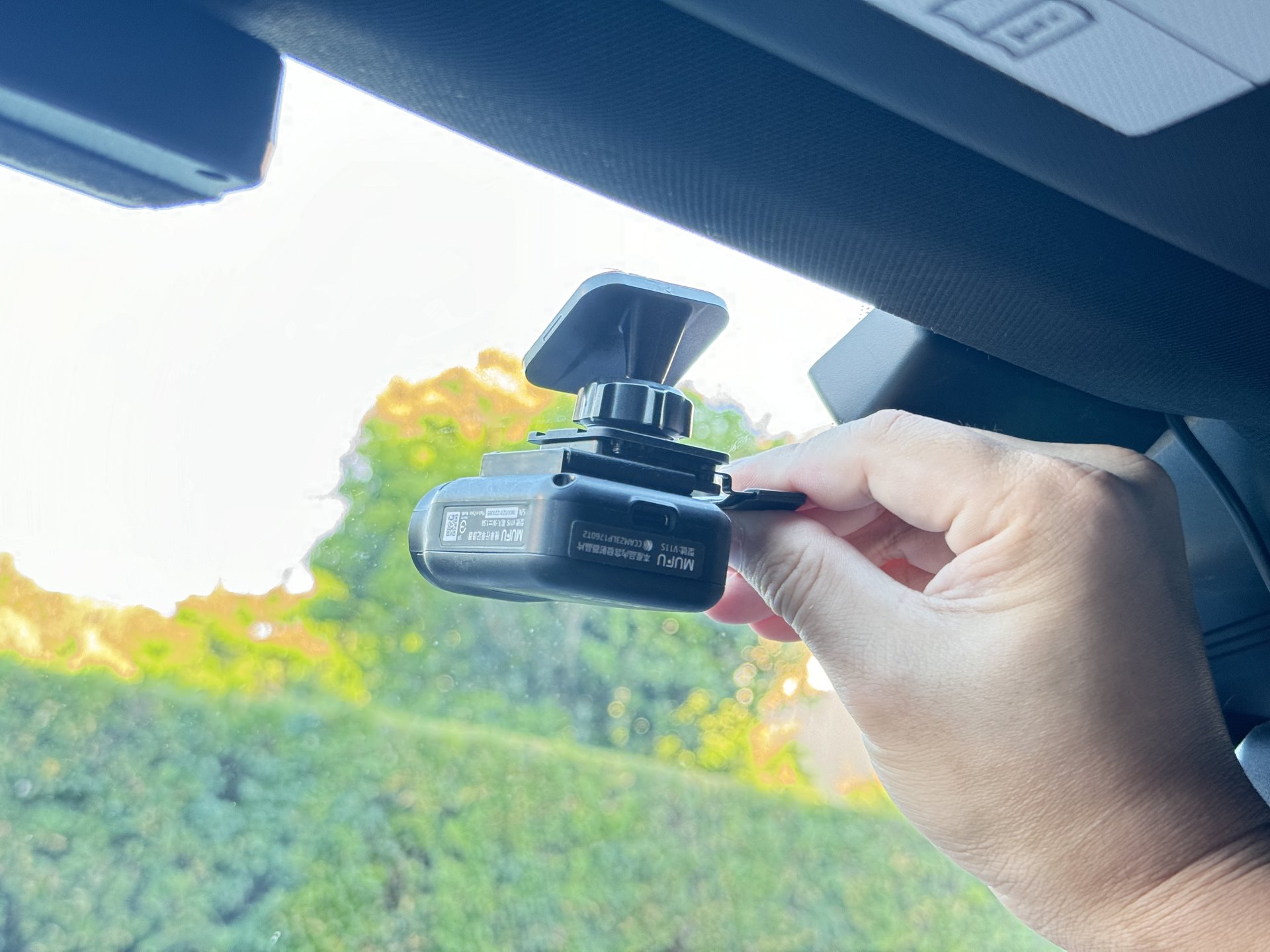 貼り付ければOK、配線不要の小型ドライブレコーダーを実際に試してみた