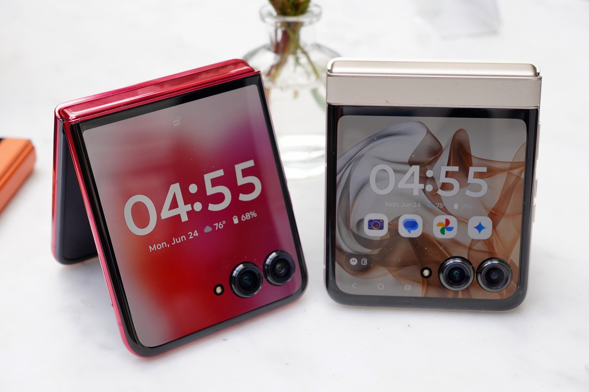 新折りたたみスマホ「motorola razr 50／50 ultra」発表 外側