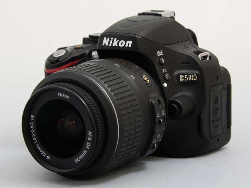 上位機譲りの高画質＆多機能、バリアングル液晶が楽しい ニコン「D5100