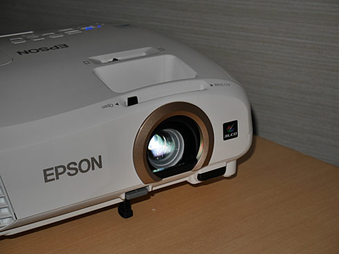 10万円で“非日常”へ――エプソンが3D対応プロジェクター「EH-TW5350S」を