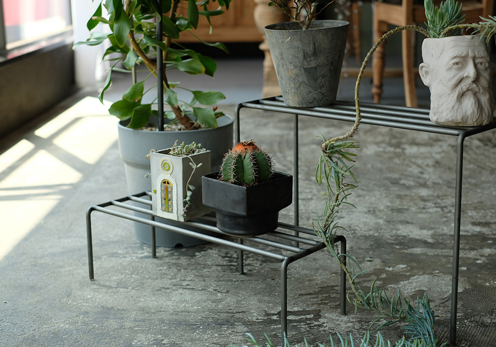 植物を引き立てるワイドタイプのプランタースタンド KNOP plant stands