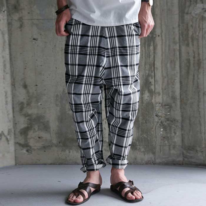 品を秘めた洗練カジュアルパンツ。チェック柄サルエルパンツ・(100