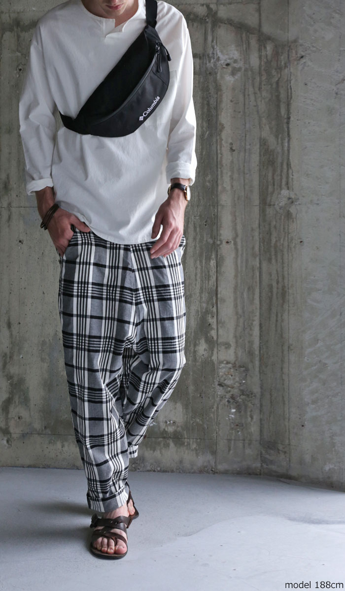 品を秘めた洗練カジュアルパンツ。チェック柄サルエルパンツ・(100