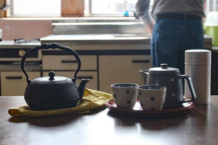 楽天市場】【南部鉄器】鉄瓶 姥口アラレ（瓶敷付/丸アラレ・黒） 1.2L