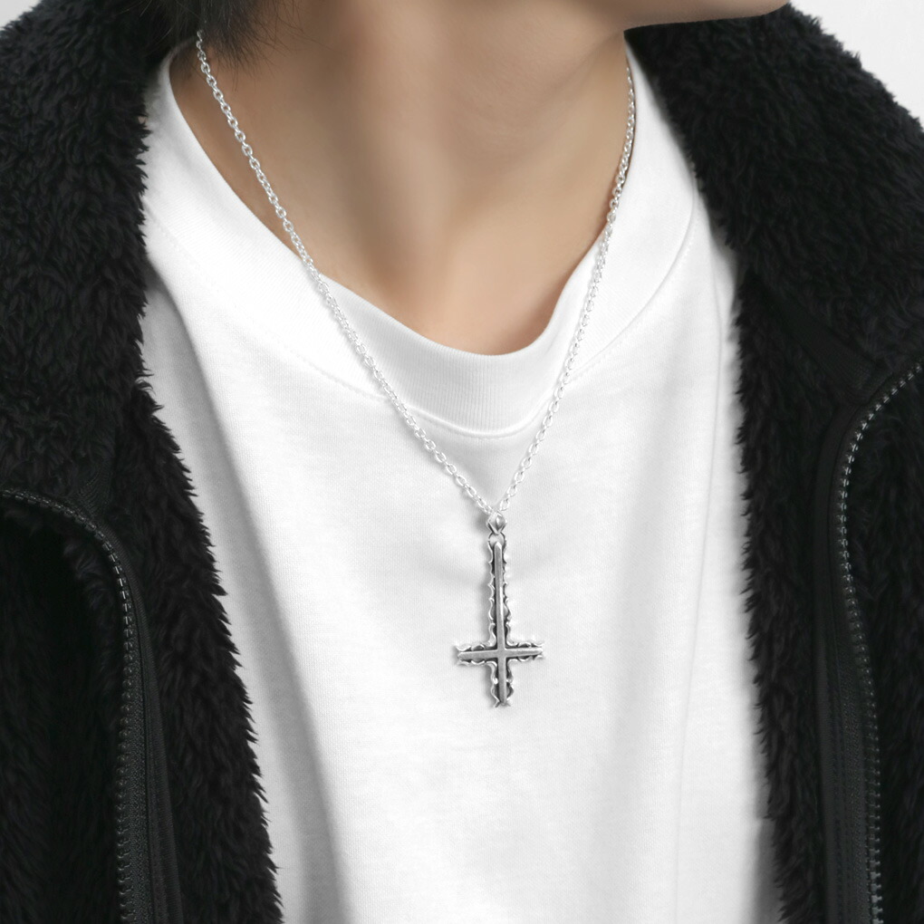 Que Crave クロス 逆十字 アラベスク ペンダントトップ ネックレス