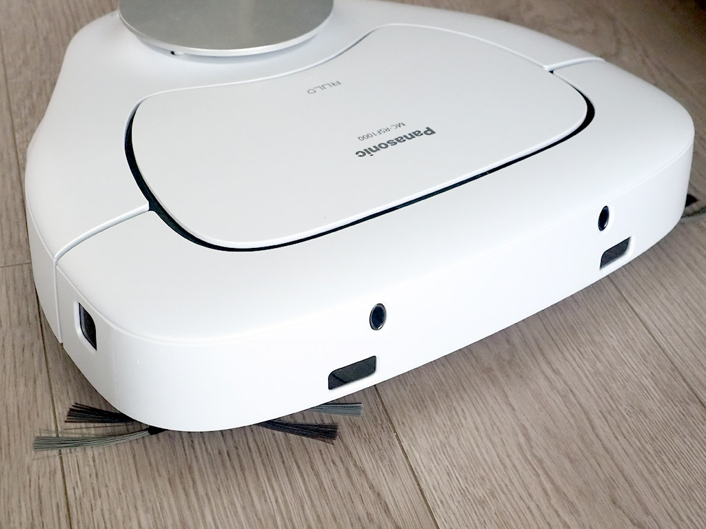 掃除が丁寧！ パナソニックのロボット掃除機『RULO』で家の中を掃除し