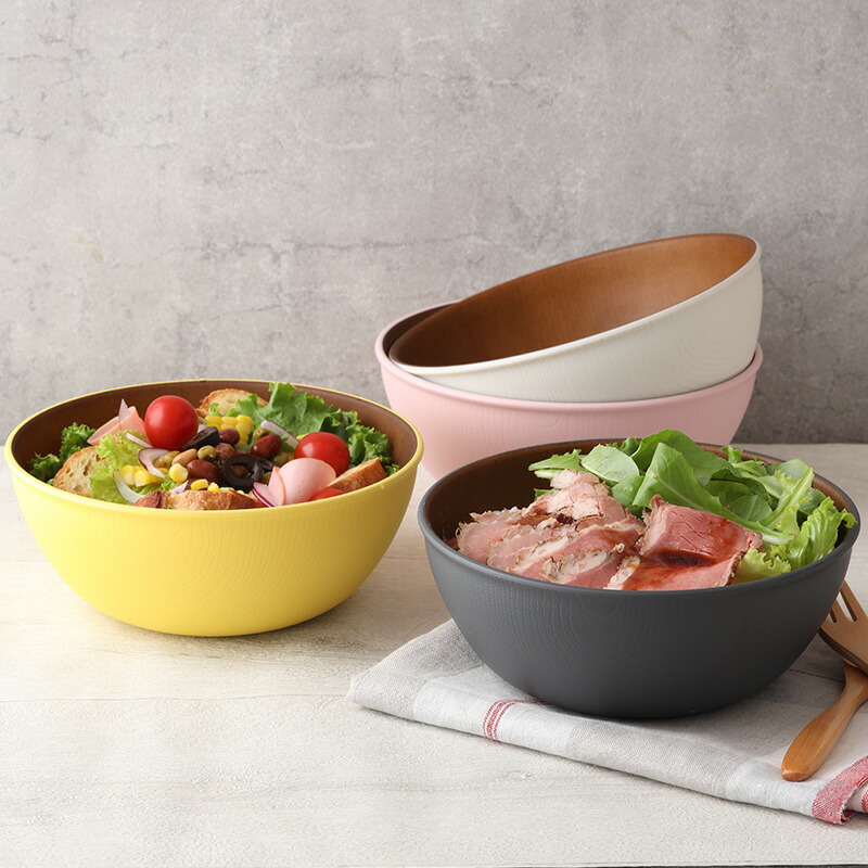 食卓が華やぐ、カラフルなサラダボウル。