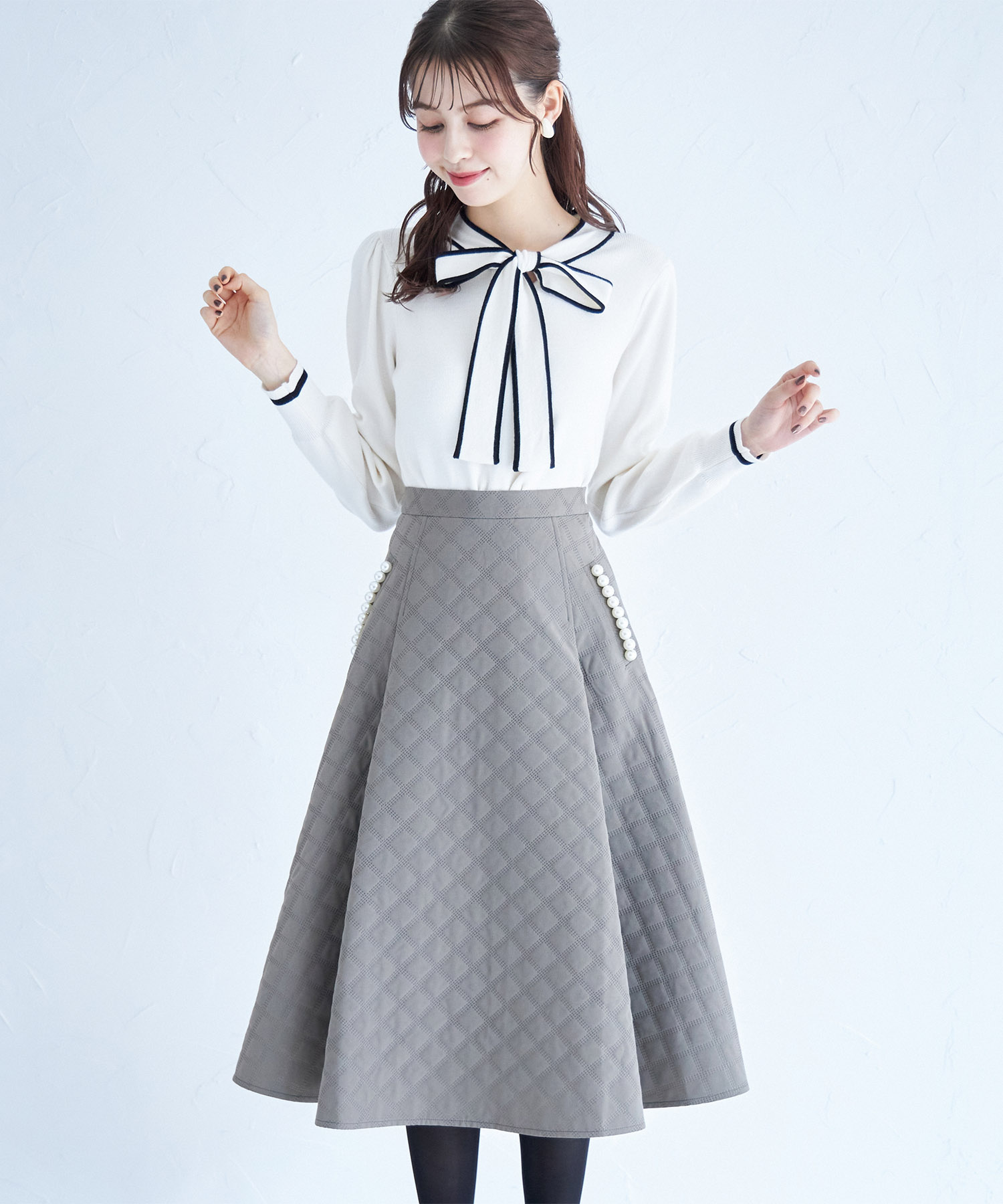 ひと目で美人なポケットパール付きエンボスキルティングタックフレア