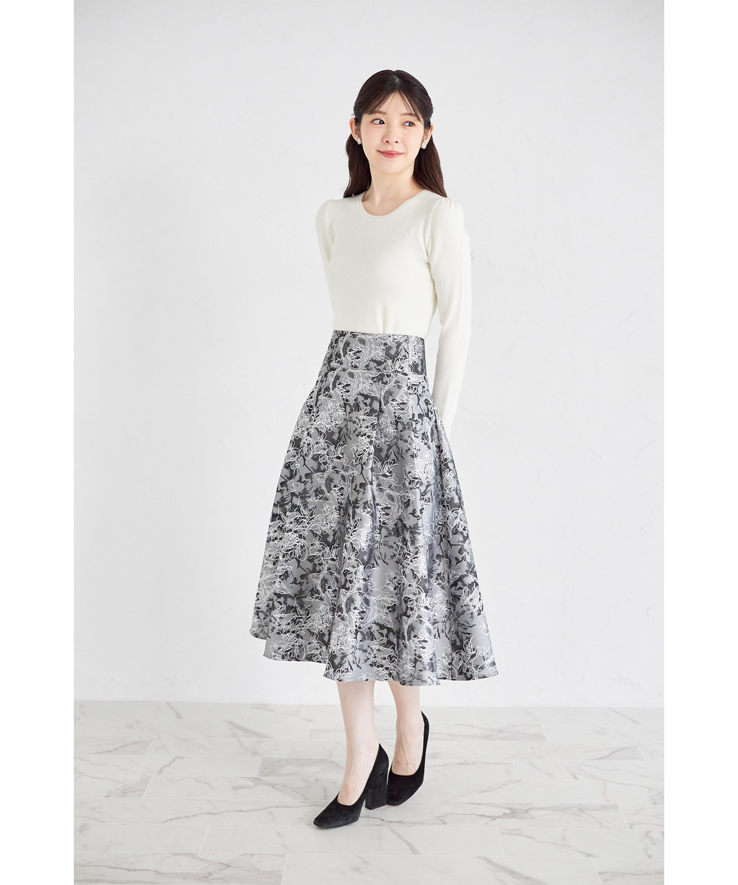 ラインフラワー刺繍入りジャガードタックフレアスカート