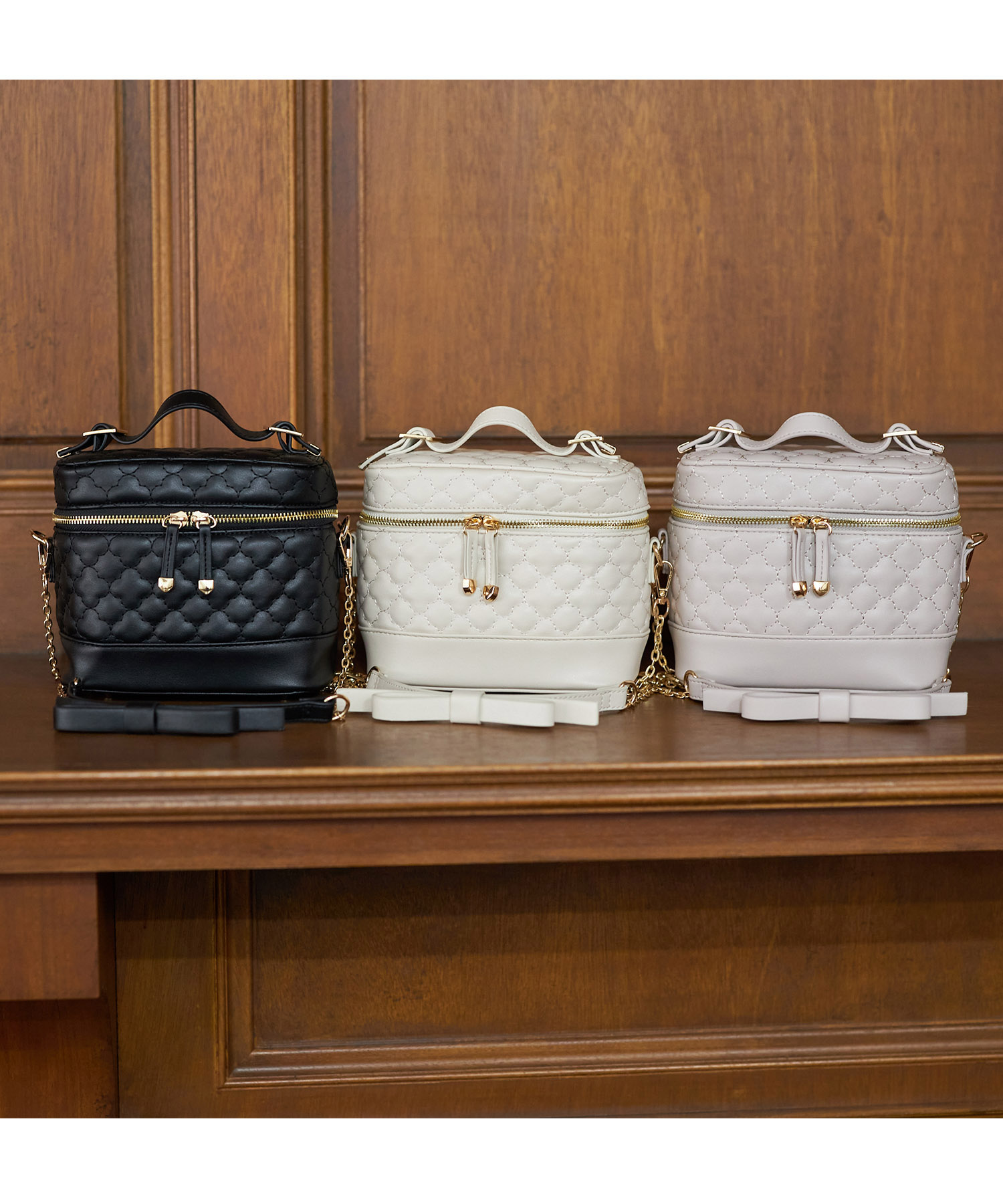 リボンショルダー付きクローバーキルティング×裏地チェリー柄バニティ